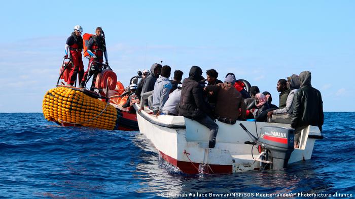 Barco con 572 migrantes lanza SOS desde el Mediterráneo por falta de alimentos