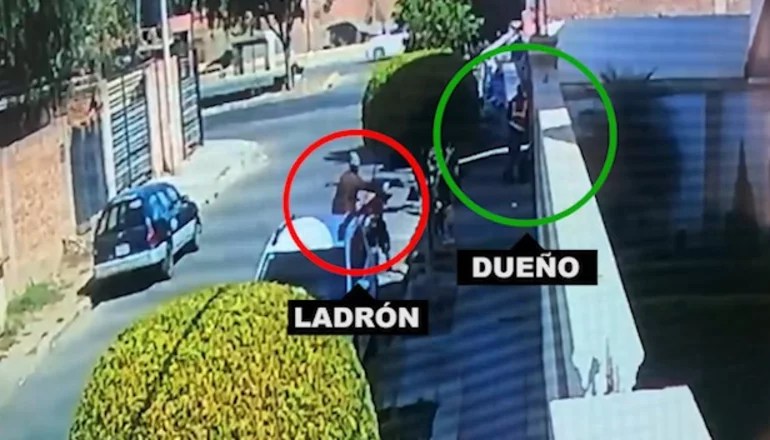 Ladrón logra robar una motocicleta mientras el dueño está de espaldas (VIDEO)