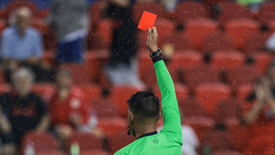 Arrestan a un árbitro por disparar con pistola en un partido de fútbol ante una trifulca por tarjeta roja