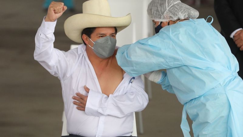 Castillo recibe la vacuna china de Sinopharm, rechazada en Perú por la oposición