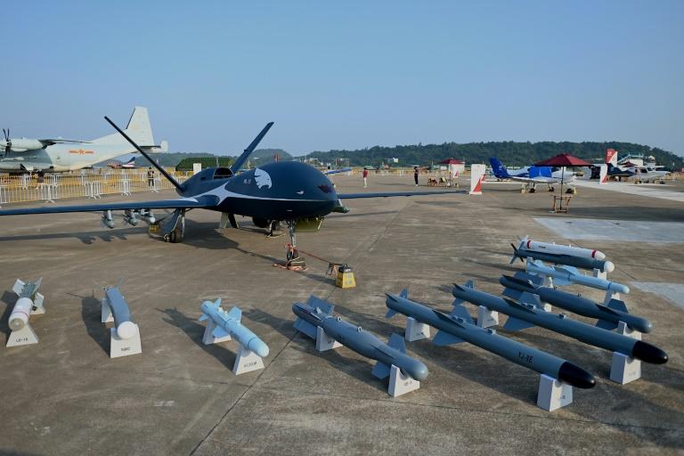 Con drones y aviones de guerra electrónicos, China muestra su poderío militar
