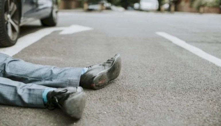 Lo abandonaron tras atropellarlo y una decena de autos desmembraron su cuerpo