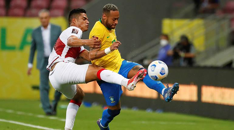 Brasil doblega a Perú (2-0) y va a paso perfecto