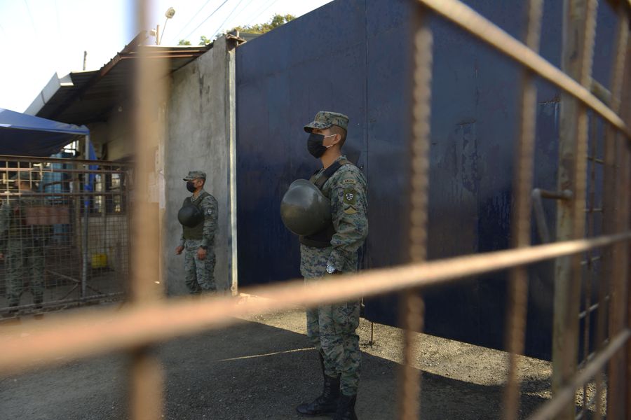 Confirman más de 100 muertos y 52 heridos por motín en cárcel de Ecuador
