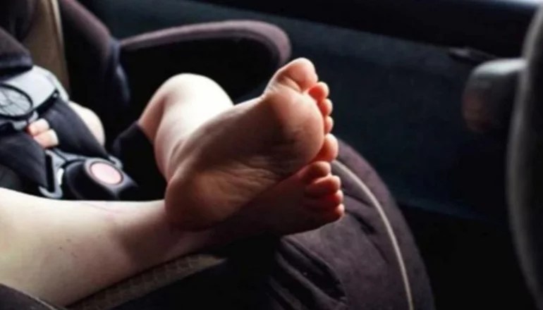 Bebé casi muere deshidratado luego de que su madre lo dejara encerrado en el automóvil