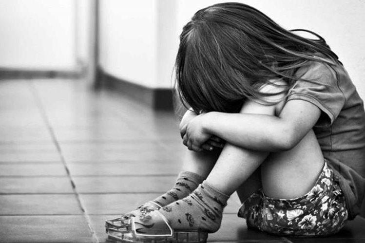 Quema a su nieta y su hija con Síndrome de Down por comprar dulces