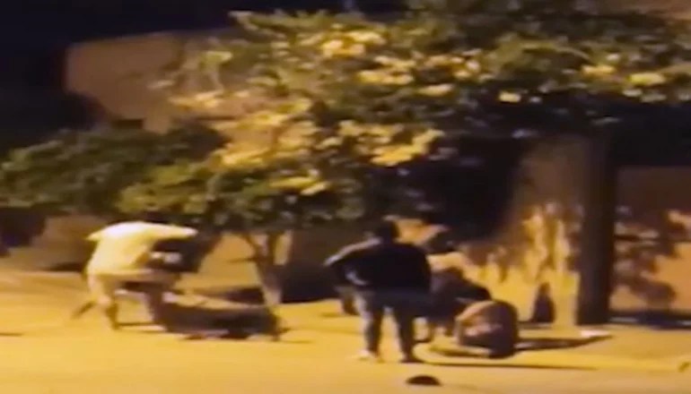 (Video) Apuñaló a una persona y casi fue linchado por los vecinos