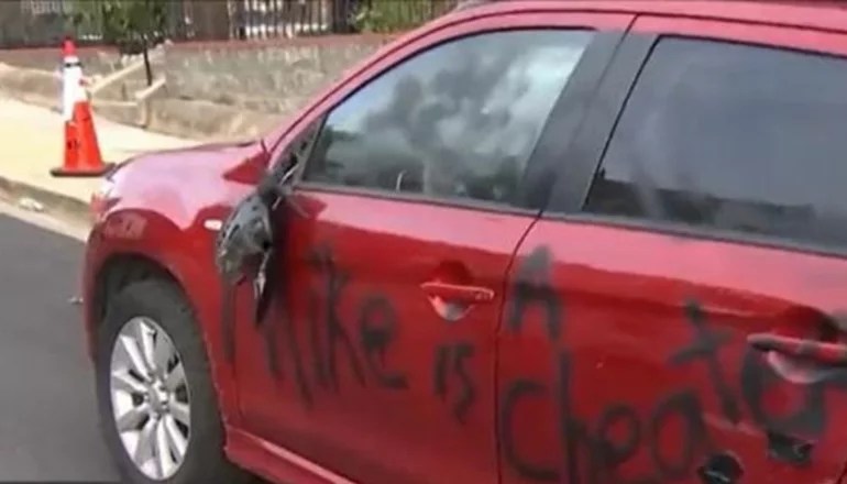 Se vengó de la infidelidad de su novio, destrozando el auto equivocado