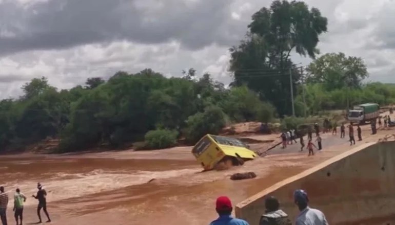 Video: 20 personas se ahogaron cuando un bus trató de cruzar un río