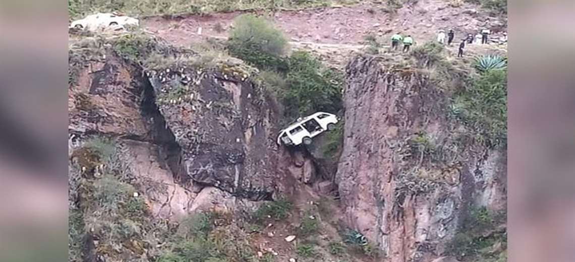 Una roca impidió que un minibús repleto de pasajero caiga en un abismo