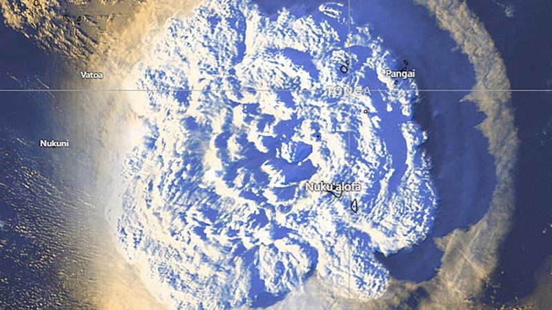 La erupción de volcán submarino provoca un tsunami en isla de Tonga