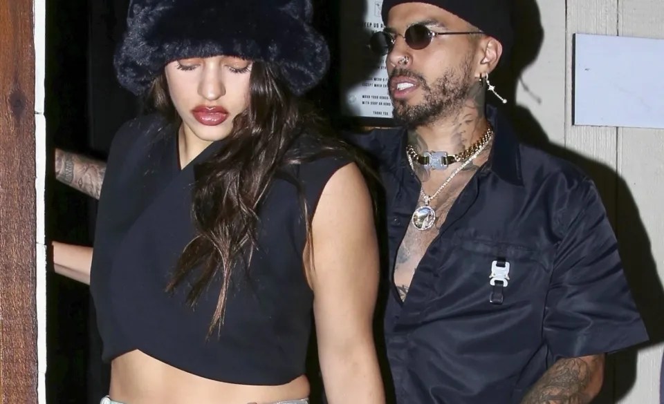 Rosalía y Rauw Alejandro elevan la temperatura del Instagram con sexys fotos en traje de baño