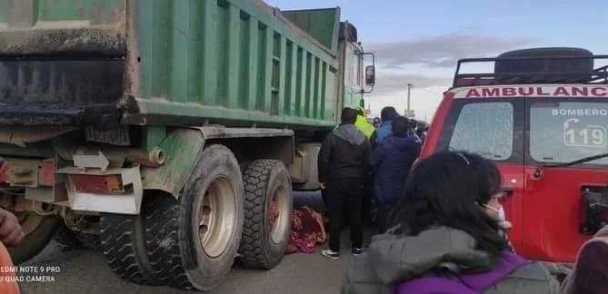 Trágico accidente: mujer es impactada por un trufi cae al suelo y una volqueta la atropella