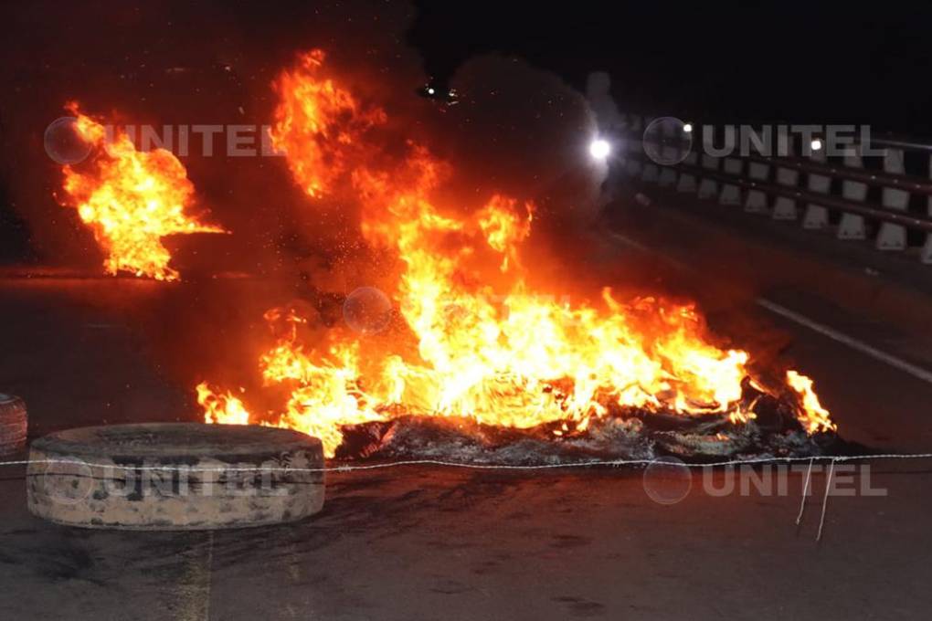 Santa Cruz: Vecinos de Puerto Paila cierran puente para evitar paso de marcha de interculturales