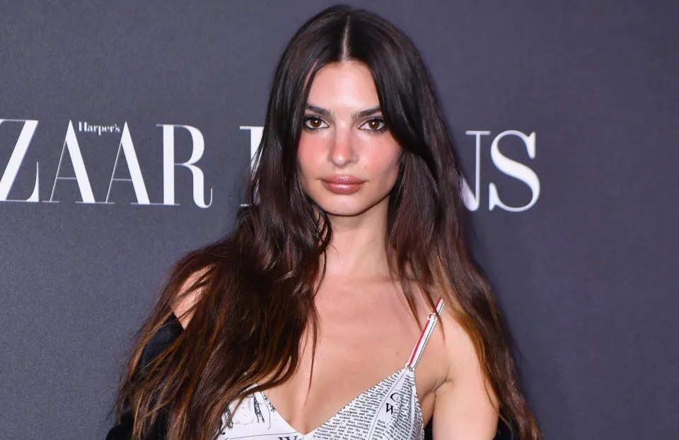 Emily Ratajkowski y el interesante look asimétrico que tiene a las redes hablando