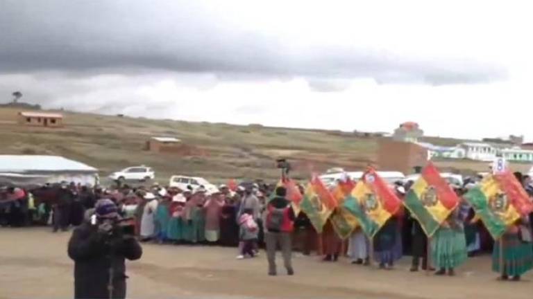 Sectores sociales de Viacha llegan en marcha hasta Chonchocoro para pedir 30 años de cárcel para Camacho