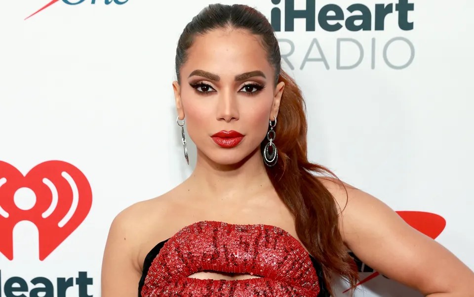 Anitta causa sensación al usar un vestido transparente que deja ver el hilo de su tanga