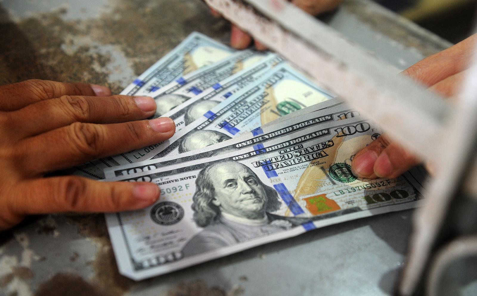 La UIF evalúa conductas sospechosas en la compra de dólares y advierte con sanciones por lavado de dinero