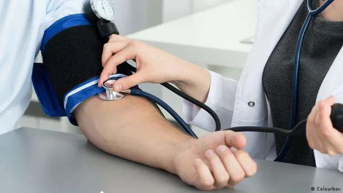 Descubren cómo la hipertensión arterial perjudica el cerebro y afecta a la demencia