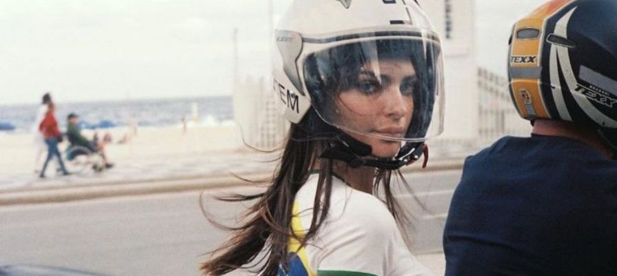 VIDEO: Emily Ratajkowski impone tendencia con look brasileño para andar en motoneta