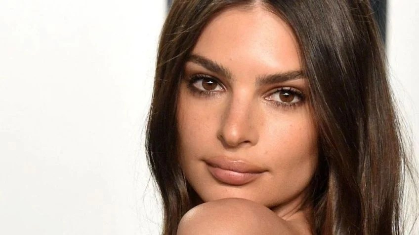De espaldas, Emily Ratajkowski luce un microbikini y muestra de más