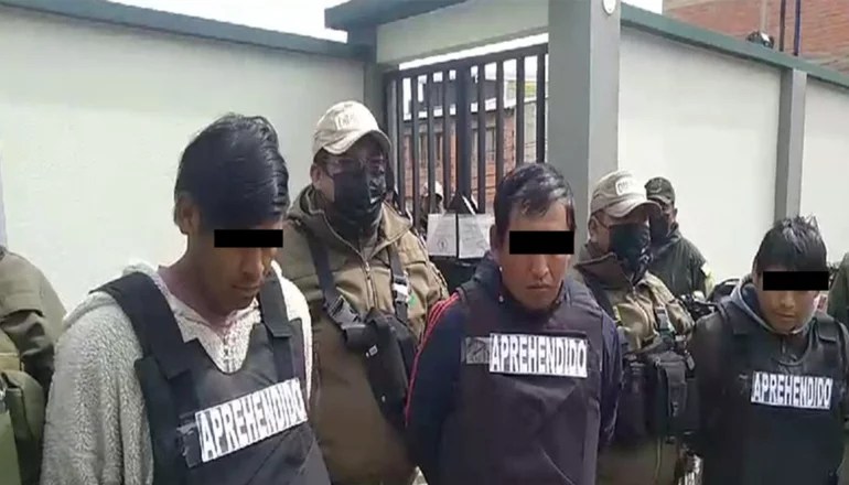 Policía descubre arma y Bs 13.000 en operativo contra banda que robaba vehículos chilenos