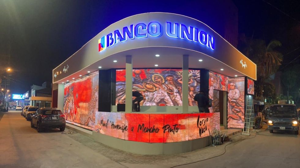 Banco Unión presenta un stand con “murales vivos” de Lorgio Vaca en la Fexpocruz