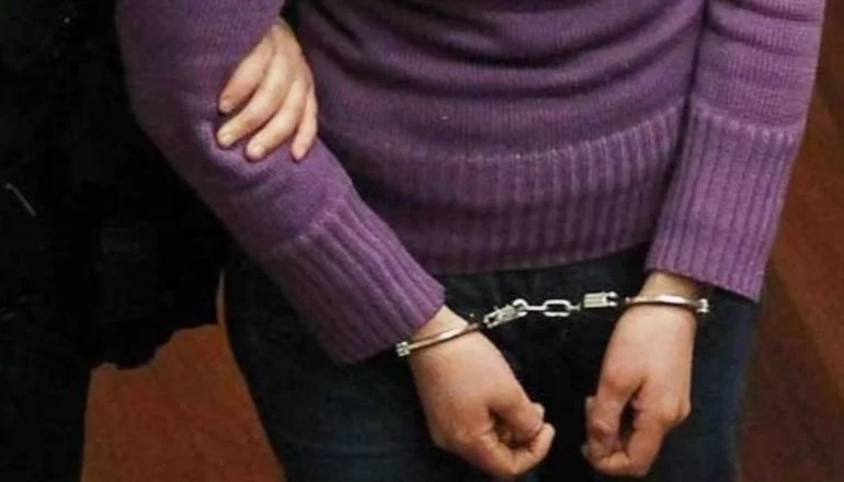 ¡A Dios rezando y con el mazo dando! Una monja fue sorprendida golpeando brutalmente a niños de un hogar
