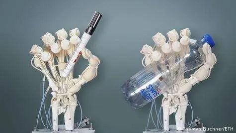 Científicos crean la primera mano robótica impresa con huesos, ligamentos y tendones