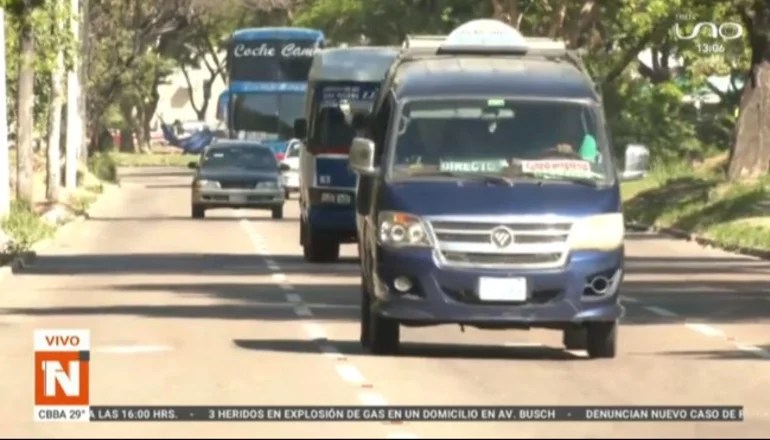 ¡Momento de terror! Delincuentes atracaron a pasajeros de un minibús en Santa Cruz