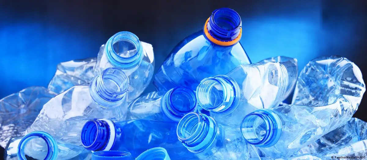 Agua embotellada contiene más plástico de lo que se pensaba