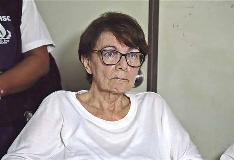 Denuncian que mientras la salud de la exministra Eidy Roca se deteriora, un juez imposibilita su salida del país