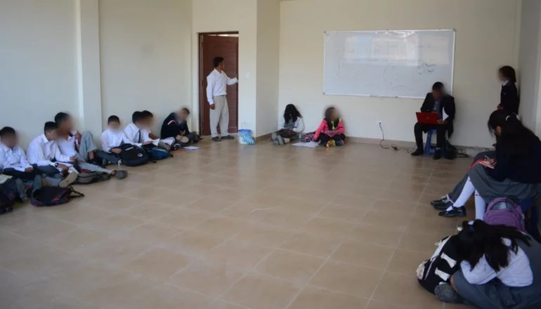 Empezaron clases en el suelo, no alcanzaron a entregar el mobiliario en una escuela de Tarija