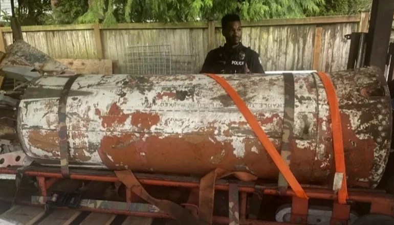 Encontraron un misil militar escondido en el garaje de una casa