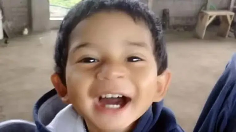 «Le lastimó la cabeza con un ladrillo»: Buscan a un niño de 3 años que era torturado por sus padres, según sus hermanitos