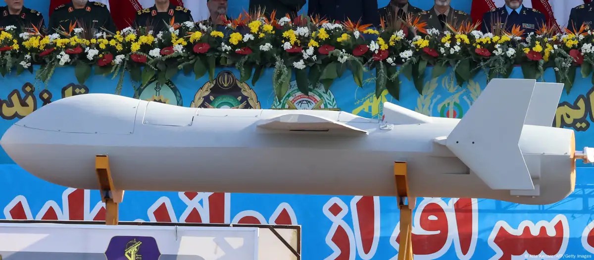 Irán presenta nuevo dron y misil en medio de tensiones