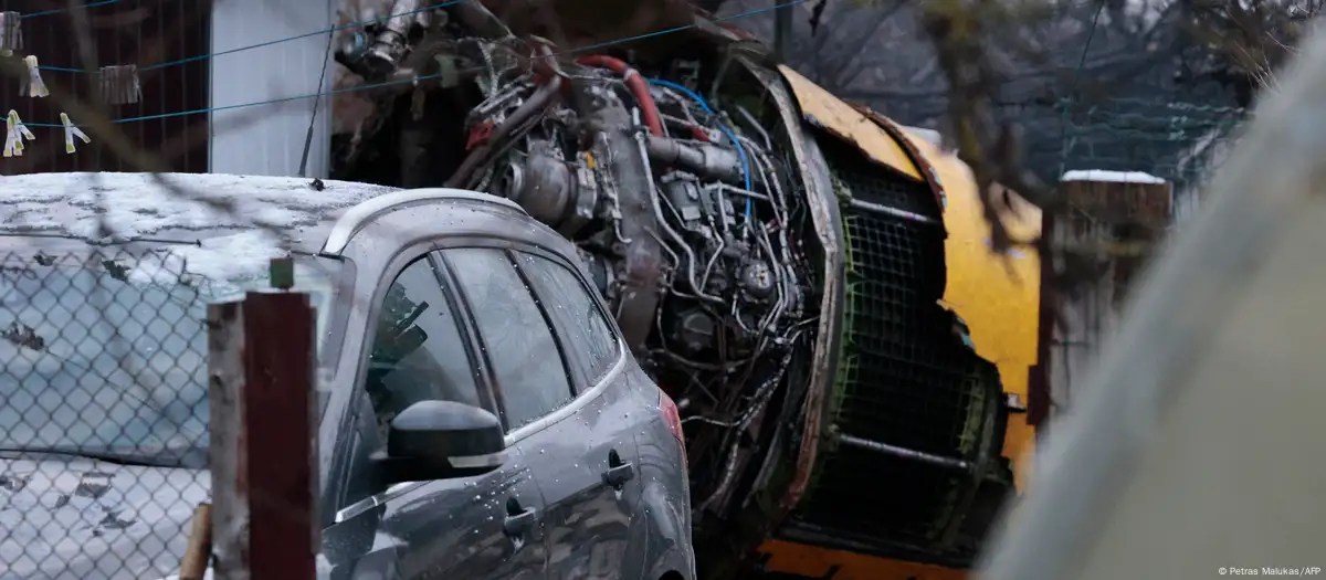 Avión se estrella con edificio en Lituania: un muerto