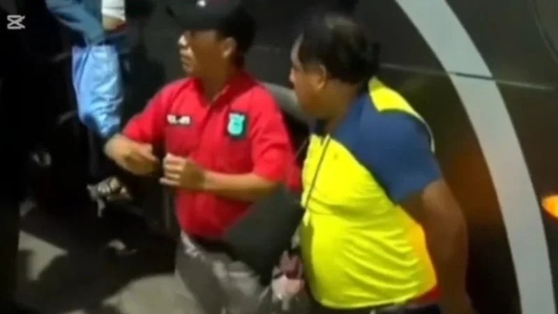Video: Pasajeros graban a chofer y al ayudante de una flota en aparente estado de ebriedad