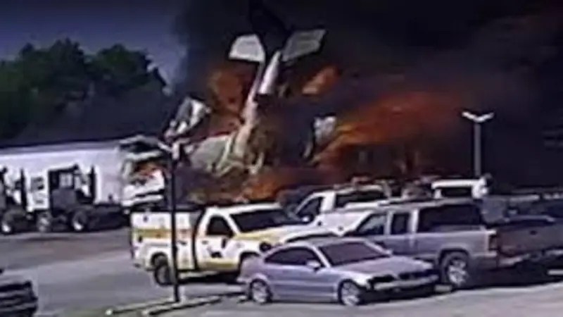 Avioneta se estrella en un estacionamiento en Texas y deja dos muertos