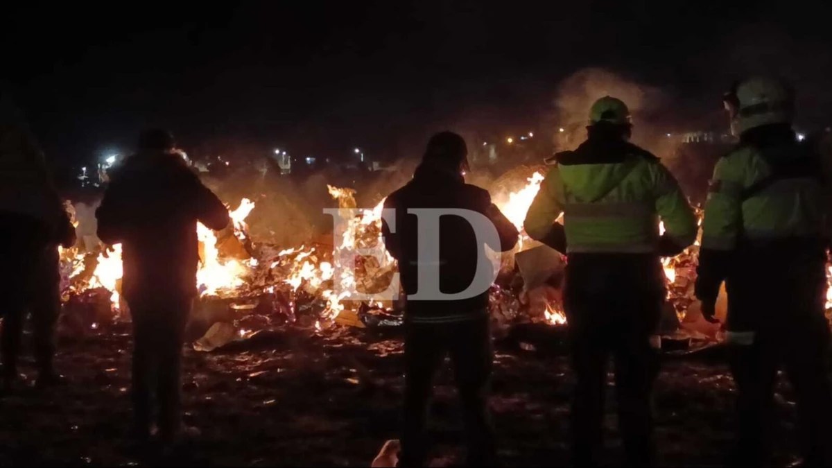 Autoridades queman los billetes esparcidos tras el accidente aéreo en El Alto