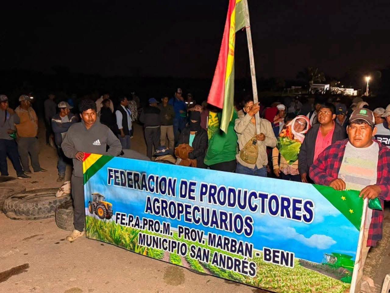 Productores de Beni bloquean ruta a Santa Cruz y exigen abrogar el DS 5676