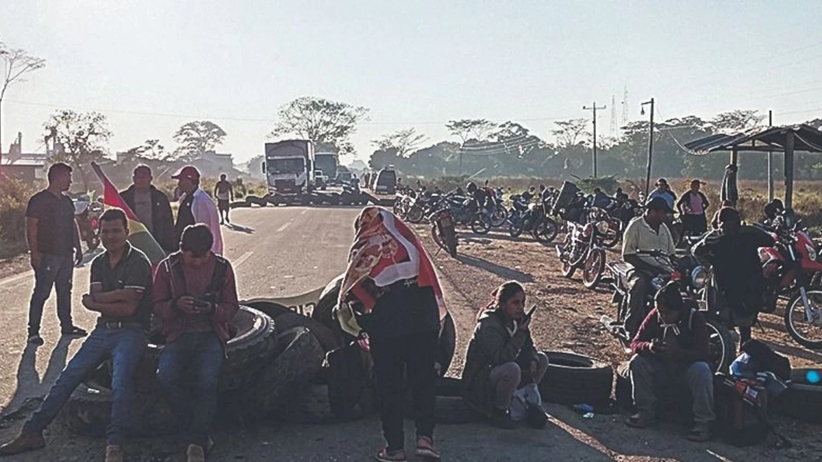 Bloqueo por el diésel paraliza la ruta Santa Cruz–Trinidad y deja a pasajeros varados