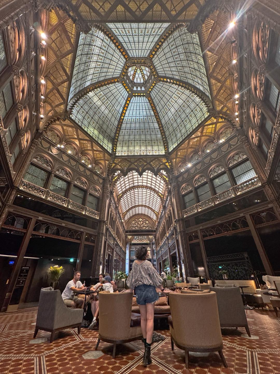 【匈牙利自助】歐洲百年咖啡：布達佩斯 巴黎咖啡館 Parisi Passage Cafe ，超美摩爾風格玻璃穹頂｜訂位方式及菜單價格。