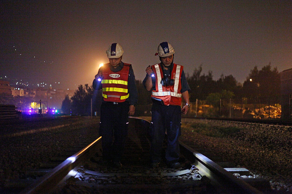 工作百態│台北捷運夜間磨軌人員
