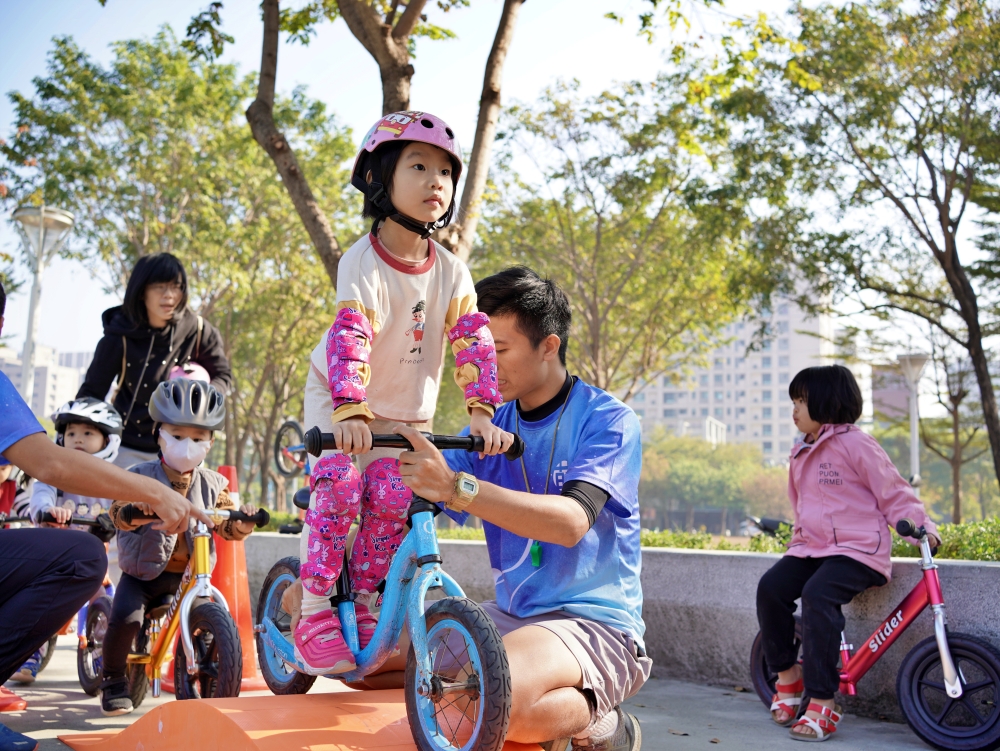 高雄親子活動│萌小孩滑步車課 帶孩子放電騎滑步車去！跟著教練運動啦～