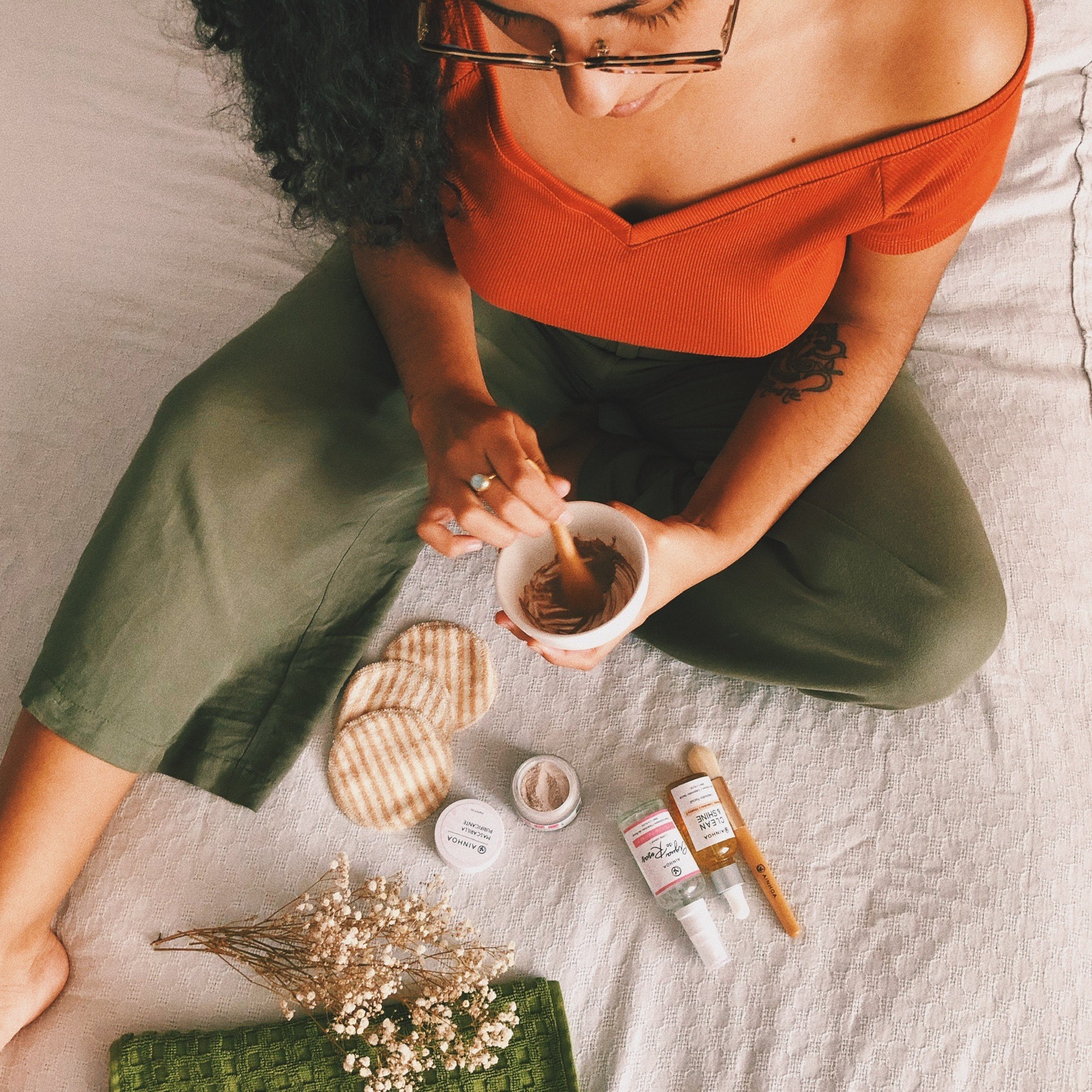 persona usando productos ainhoa