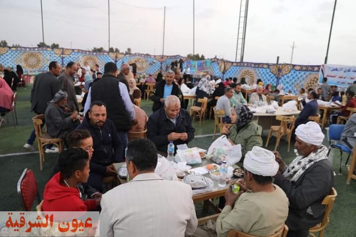 محافظ الوادي الجديد يشارك أهالي باريس الإفطار ويلتقي المواطنين