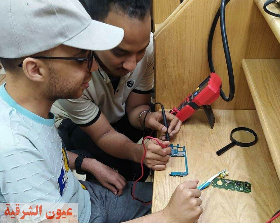 محافظ أسوان يتابع البرنامج التدريبي لذوي الهمم في مجال صيانة المحمول