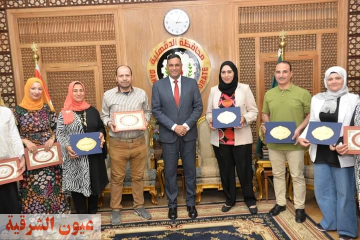 محافظ الدقهلية يكرم العاملين بمنظومة استرداد أراضي الدولة بمنحهم شهادات تقدير