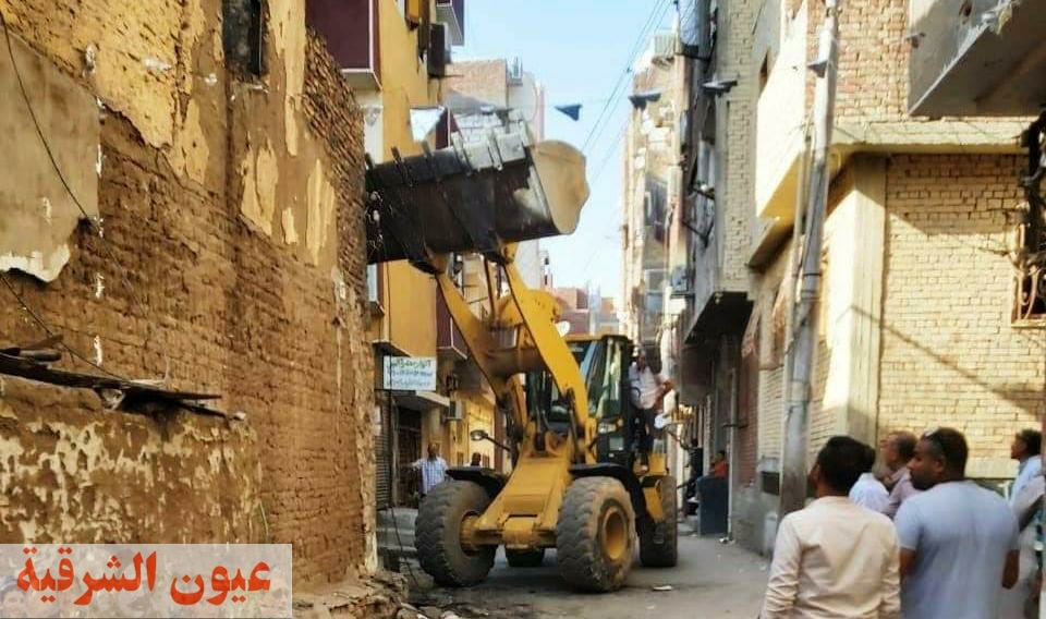 محافظ أسوان: إزالة الخطر الداهم لمبنى قديم بشارع منصور مكي بعباس فريد